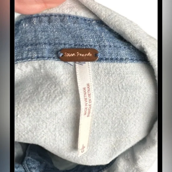 Free People Bandana Bandit Button-Up Shirt In Light Blue Chambray Size Large - Picture 5 of 6